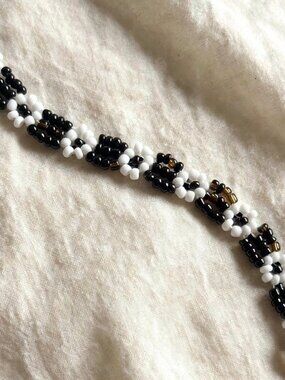 Black White Daisy Beaded Bracelet